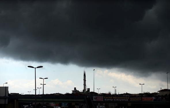 <p>Bazı vatandaşlar yağmur sonrası ellerindeki eşyaları kendilerine siper ederken bazıları ise saçak ve köprü altlarında bekledi.</p>
<p> </p>