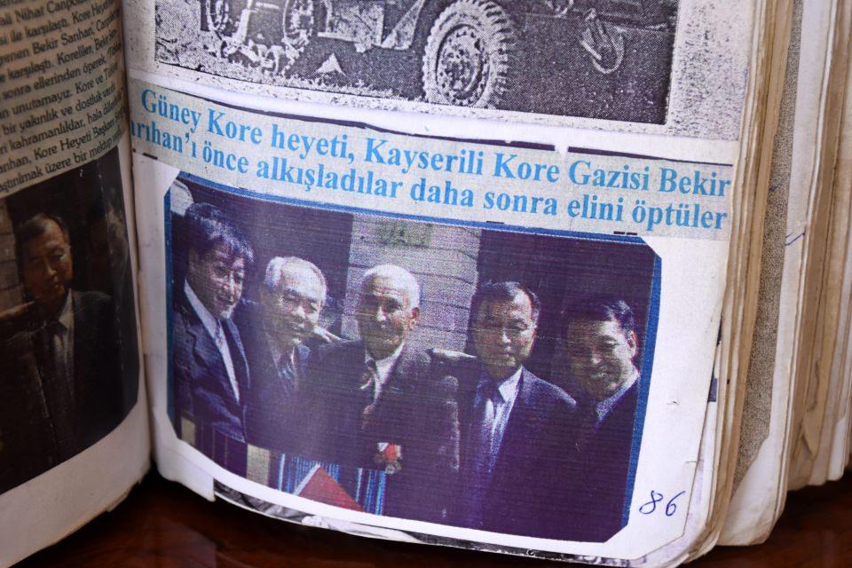 <p> Yanımda 45 kişi şehit oldu. Ben de belimden yaralandım. Tedavi için Kore'deki bir hastanede 125 gün yattım." diye konuştu.</p>
