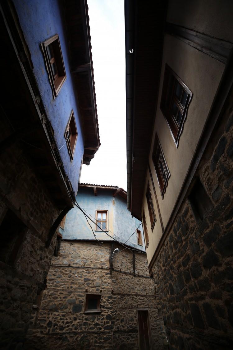 <p>Okullar kapanmadan önce hafta sonları 40-50 bin ziyaretçi ağırladıklarını dile getiren Yavuz, "Genellikle yerli, Arap ve Japon turistleri ağırlıyoruz. Almanya, Fransa'dan da turistleri ağırlıyorduk. Avrupalı turistler genellikle yaz aylarında denizi olan kentleri tercih ediyorlar. Bu nedeniyle ziyaretçi sayımızda da kısmı düşüşler yaşanıyor. Ancak 12 ay Arap, Japon ve yerli turistleri ağırlıyoruz." diye konuştu.</p>