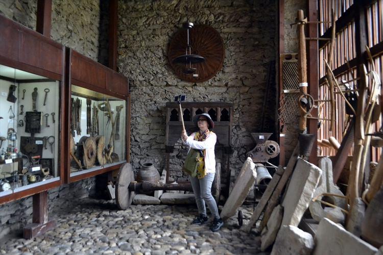 <p>Safranbolu Turizm Danışma Ofisi verilerine göre, Safranbolu'yu, 2017'nin ilk yarısında 14 bin 718 Çinli turist ziyaret ederken, 2018'in aynı aynı döneminde 24 bin Çinli ziyaretçi tarihi ilçeyi hareketlendirdi. Çin'i 12 bin turistle Tayvan takip etti.</p>