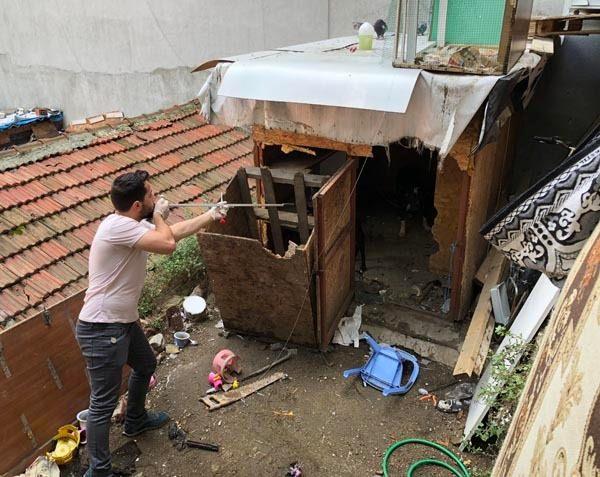 <p><strong>SALDIRGAN KÖPEKLER UYUŞTURULDU</strong></p>
<p>Operasyon sırasında bir kulübede köpeklerin olduğunu fark eden polis, içerisinde narkotik madde araması yapmak istedi. Ancak köpeklerin saldırgan olduğunun anlaşılması üzerine İBB’ye bağlı Veteriner Hizmetleri Müdürlüğü ekipleri çağrıldı.</p>