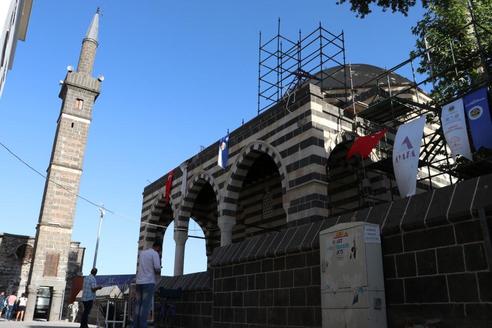 <p>Diyarbakır'ın Sur ilçesinde PKK'lı teröristlerin saldırısında zarar gören ve Dört Ayaklı Minare'siyle anılan 518 yıllık Şeyh Mutahhar Camisi'nin restorasyonu devam ediyor.</p>
