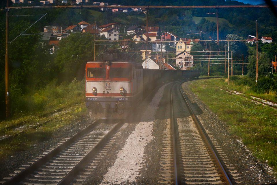 <p>Dünyanın 18 rüya rotasından biri seçilen Saraybosna-Mostar tren güzergahı, iki saat süren yolculukta, dağ köyleri ve peyzajıyla büyüleyen manzaranın ardından Bosna Hersek'te zümrüt yeşili rengiyle bilinen Neretva Nehri'nin kıyısından Mostar'a ulaşıyor.</p>

<p> </p>
