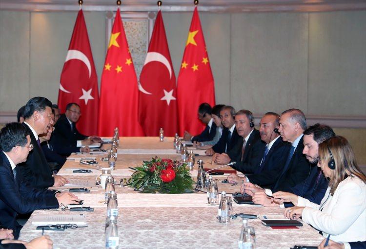 <p>Erdoğan zirvede liderlerle bire bir ve heyetler arası düzeyinde görüşmeler gerçekleştirdi.</p>
