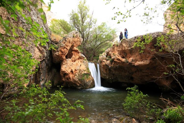 <p>Türkiye'nin 243. tabiat parkı ilan edilen Malatya'nın Darende ilçesindeki Günpınar Şelalesi, el değmemiş doğası, kanyonu ve bitki örtüsüyle misafirlerini ağırlıyor.</p>
