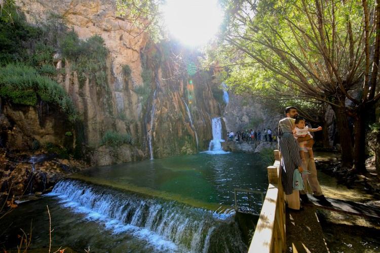 <p>İlçe merkezine 5 kilometre mesafedeki Günpınar Şelalesi, aynı adı taşıyan ve 650 dönümlük vadisiyle de her mevsim ziyaretçilerine tabloları aratmayan bir manzara sunuyor.</p>
