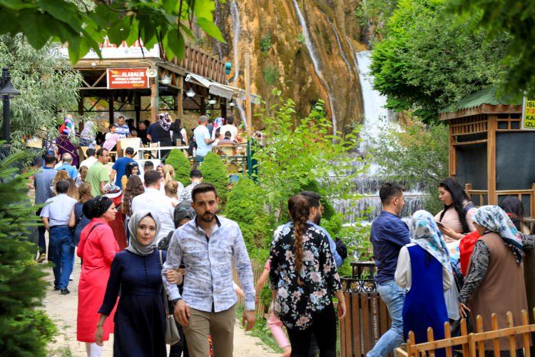 <p>Doğa tutkunlarının yanı sıra fotoğraf meraklılarını da cezbeden tabiat parkı, yeşilin ve mavinin her tonunu bünyesinde barındıran manzarasıyla adeta doğal stüdyo imkanı da sağlıyor.</p>
