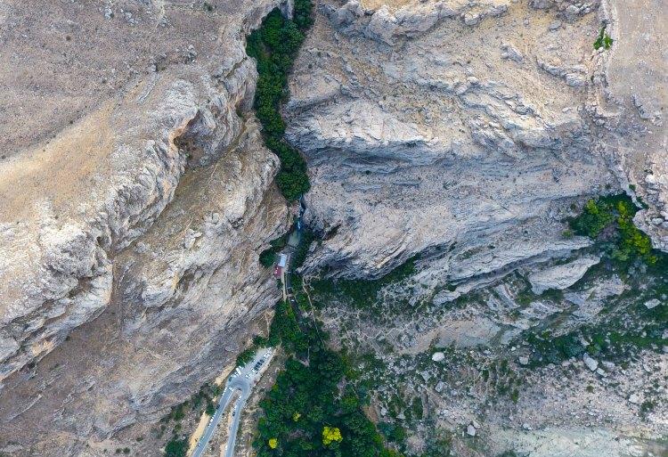 <p>Kaynağın doğduğu yerden şelalenin döküldüğü yere kadar olan bölgede iki kilometrelik kanyon bulunduğunu belirten Zengince, Günpınar'ın 40 metre yükseklikten dökülen Türkiye'deki birkaç şelale arasında yer aldığını ifade etti.</p>
