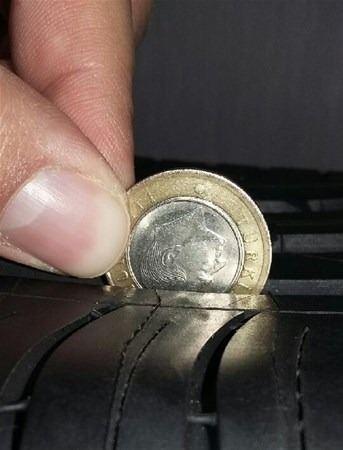 <p>Lastik diş derinliğinizi ölçmek için 1 TL ya da 50 kuruşluk bozuk paralardan yararlanabilirsiniz Dış taraftaki halka hem 1 lirada hem 50 kurusta yaklaşık 4 mm. dir </p>