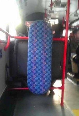 <p>Otobüslerdeki bu bölüm sizin yaslanarak rahat yolculuk etmeniz için tasarlanmamıştır.</p>