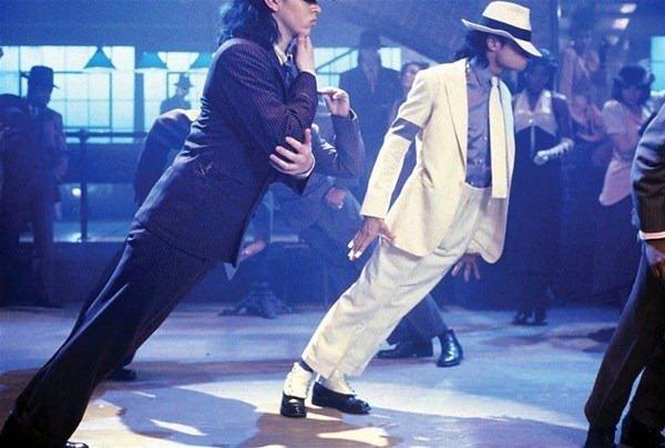 <p>Patent uzmanlarına göre; Michael Jackson'ın 45 derecelik özel dans gösterisi aslında bir illüzyondan ibaret.</p>