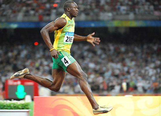 <p>Olimpiyat rekortmeni: 2008 Beijing Olimpiyat Oyunları'nda 100m koşusu rekorunu 9.69 saniye ile Jamaikalı atlet Usain Bolt kırdı. Usain Bolt saatte 37 km hız ile koşuyor.</p>
