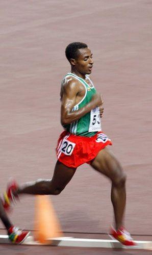 <p>Olimpiyat rekortmeni: 10.000 m rekoru Etiyopyalı koşucu Kenenisa Bekele tarafından 27:01.17 gibi bir süreyle 2008 Olimpiyatları'nda kırılmıştır. Bekele'nin saatte ortalama 20 km hız ile koşuyor.</p>

<p> </p>
