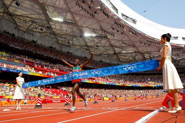 <p>Olimpiyat rekortmeni: 2008 Olimpiyatları Maratonu Kenyalı koşucu Samuel Kamau Wansiru tarafından 2 saat 6 dakikada tamamlanmıştır. Bu Wansiru'nun ortalama hızının saatte 20 km olduğunu gösteriyor.</p>

<p> </p>
