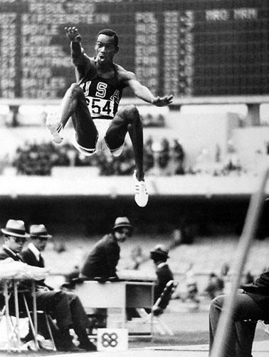 <p>Olimpiyat rekortmeni: Uzun atlama rekoru 1968 Meksika Olimpiyat Oyunları'nda kırıldı. Amerikalı atlet Bob Beamon 9 m’lik atlaması ile dünya rekorunun sahibi.</p>

<p> </p>
