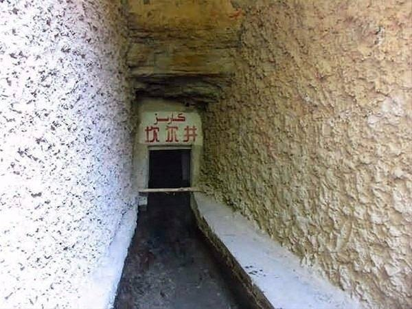 <p>Karız Kanalları Tanrı Dağları'ndan topladığı suyu 60 km &ccedil;&ouml;l&uuml;n altından ge&ccedil;irerek Turfan'daki yerleşim birimlerine g&ouml;t&uuml;r&uuml;yor.</p>
