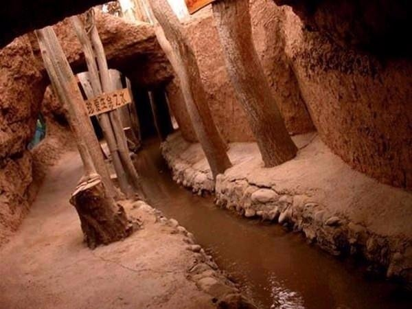 <p>Kanallar &ccedil;&ouml;l&uuml;n altından ağ gibi &ouml;r&uuml;lm&uuml;ş.</p>
