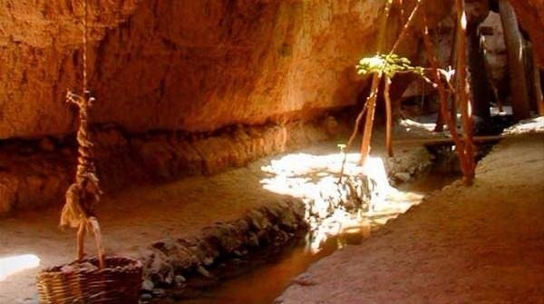 <p>Aralıklarla a&ccedil;ılan kuyular yardımıyla tarım alanları sulanıyor.</p>
