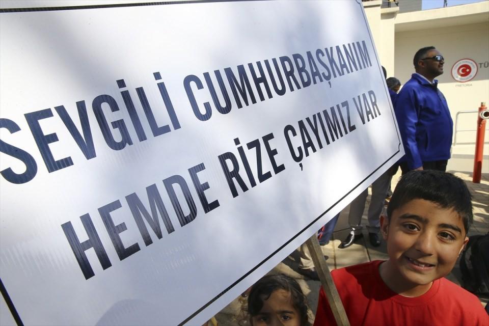 <p>Cumhurbaşkanı Erdoğan, el&ccedil;iliğe gelişi sırasında G&uuml;ney Afrikalı &ouml;ğrenciler tarafından sevgi g&ouml;sterileri ile karşılandı.</p>

<p>&nbsp;</p>
