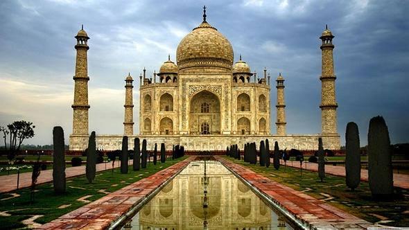 <p><strong>1.Taç Mahal </strong><br />
<br />
Bulunduğu yer:Uttar Pradesh, Hindistan</p>
