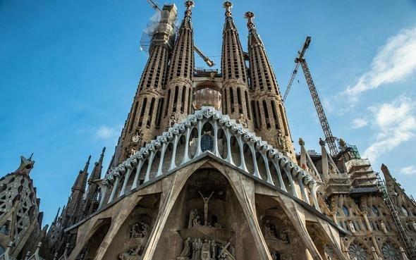 <p><strong>11.Sagrada Familia</strong><br />
<br />
Bulunduğu yer: Barselona, İspanya</p>
