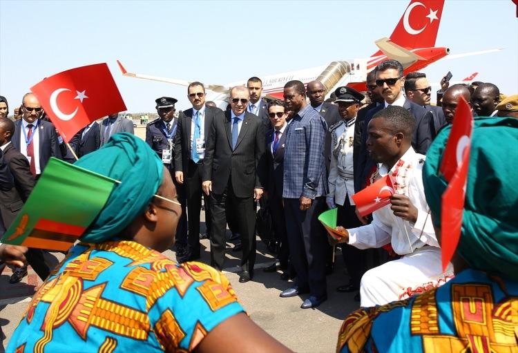 <p>Türkiye Cumhurbaşkanı Recep Tayyip Erdoğan, Zambiya Cumhurbaşkanı Edgar Lungu tarafından resmi törenle karşılandı. </p>
