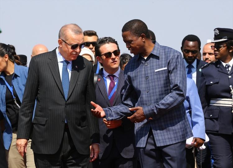 <p>Cumhurbaşkanı Erdoğan, Güney Afrika Cumhuriyeti'ndeki temaslarının ardından özel uçak "TUR" ile TSİ 12.45'te Lusaka Kenneth Kaunde Havalimanı’na geldi.</p>
