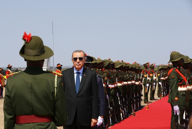 <p>Başkan Erdoğan ile Cumhurbaşkanı Lungu’nun tören alanındaki yerlerini almalarının ardından iki ülke milli marşları 21 pare top atışı eşliğinde çalındı. Erdoğan'ın tören kıtasını denetlemesinin ardından bir kez daha İstiklal Marşı çalındı. </p>

