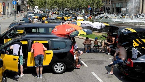 <p>İspanya'da internet üzerinden hizmet veren Uber ve Cabify araçlarının sayısının sınırlandırılmasını isteyen taksicilerin Barselona'da çarşamba başlattığı grev ülke geneline yayılarak büyüyor.</p>
