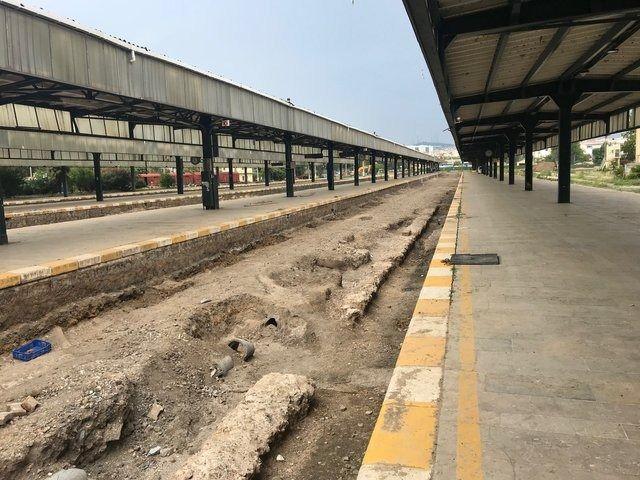 <p><strong>ÇALIŞMALAR İKİ ETAP HÂLİNDE SÜRÜYOR</strong></p>
<p>Haydarpaşa Garı'nın restorasyon çalışmaları iki etap hâlinde sürüyor. Birinci etapta gar binasının çatısı, bekleme salonu ve yıpranan dış cephe taşları restore ediliyor.</p>