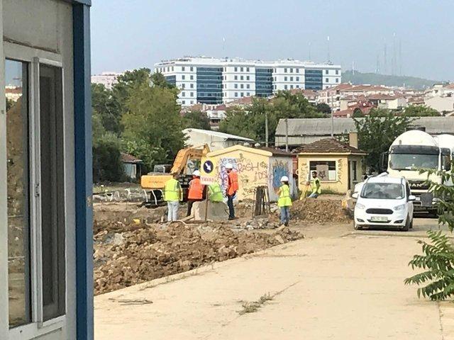 <p>İkinci etapta ise büro hizmetleri olarak kullanılan diğer bölümler, ahşap işleri, sonradan olan eklentilerin kaldırılması, bina içi onarımların yapılması ve elektrik ısıtma ve su tesisatının yapım işleri sürüyor.</p>