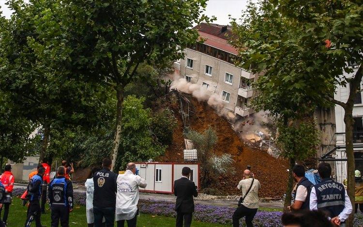<p>Beyoğlu Sütlüce'de zemininde toprak kayması oluşan bina çöktü. </p>

<p> </p>
