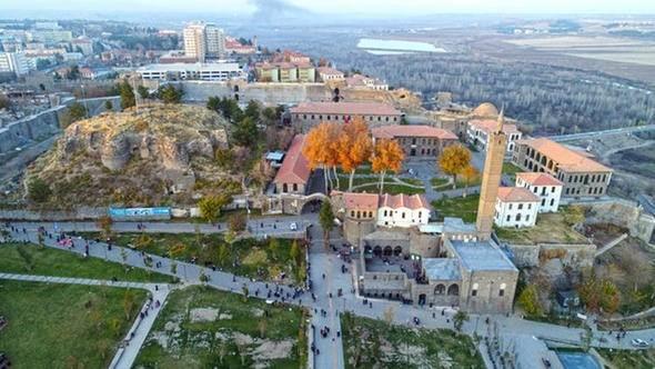 <p><strong>Şehir:</strong> Diyarbakır<br />
<br />
<strong>Yabancı sayısı:</strong> 801<br />
<br />
<strong>Şehir:</strong> Kilis <br />
<br />
<strong>Yabancı sayısı: </strong>832</p>