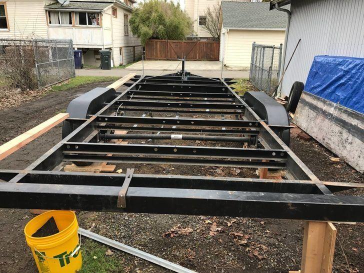 <p>&Ccedil;ocuklarının evden ayrılmasıyla tek yaşamaya başlayan Michelle, Tinhy House isimli bir gruba dahil oldu. Bu grup kendi evlerini inşa eden, aralarına katılan yeni kişilere de evlerini inşa etme konusunda yardımcı olan kişilerden oluşuyordu.</p>

<p>&nbsp;</p>
