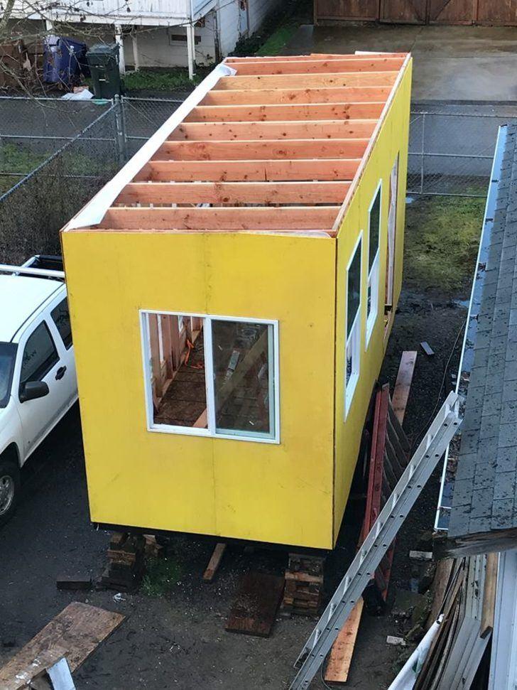 <p>Michelle'nin yaşadığı alan minyat&uuml;r bir evi andırıyor. Mutfağı, banyosu, yatak odası ve oturma odası bulunan evin &uuml;st katında da hobi odası bulunuyor.</p>

<p>&nbsp;</p>
