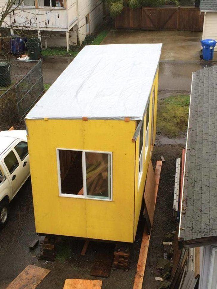 <p>Evin &uuml;st katına da mutfağın arkasındaki merdivenleri kullanarak ulaşılıyor. Merdivenler aynı zamanda raf olarak da kullanılabiliyor.</p>

<p>&nbsp;</p>
