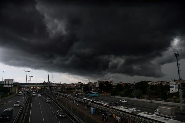 <p>Meteoroloji'den yapılan son uyarıların ardından İstanbul'da kent genelinde sağanak yağış aralıklarla devam ediyor.</p>

<p> </p>
