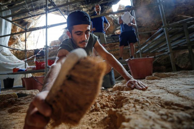 <p>Antalya'da, insanlık tarihinin başlangıcından bugüne izler taşıyan Karain Mağarası'nda devam eden kazı çalışmalarında dişçi aletleriyle çıkarılan ve laboratuvarda elenip yıkanan tonlarca topraktan adeta cımbızla tarih ayıklanıyor.</p>
