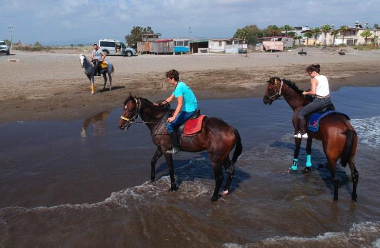 <p>Hatay'ın Dörtyol ilçesinde hobi olarak başladıkları sahilde at biniciliğini geliştirerek at çiftliği kuran iki arkadaş, ziyaretçilere eğitimli atlarla Akdeniz kumsallarında gezme imkanı sağlıyor. </p>
