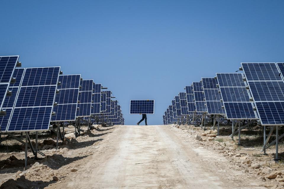 <p>Akfen Holding tarafından Edremit ilçesinde 600 bin metrekarelik alanda kurulum çalışmaları sürdürülen 30 megavat kapasiteli GES'in, 20 megavatlık ilk etabında eylül ayına kadar üretime başlanması planlanıyor.</p>

<p> </p>
