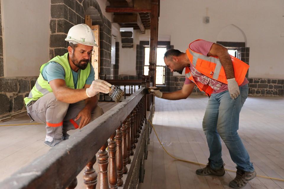 <p>Restorasyonunun Vakıflar Genel Müdürlüğünce yapıldığını belirten Evsen, "Şeyh Mutahhar Cami ve Türkiye'de başka bir örneği olmayan Dört Ayaklı Minare, terör olaylarından en çok etkilenen eserlerimizden bir tanesidir. </p>

<p> </p>
