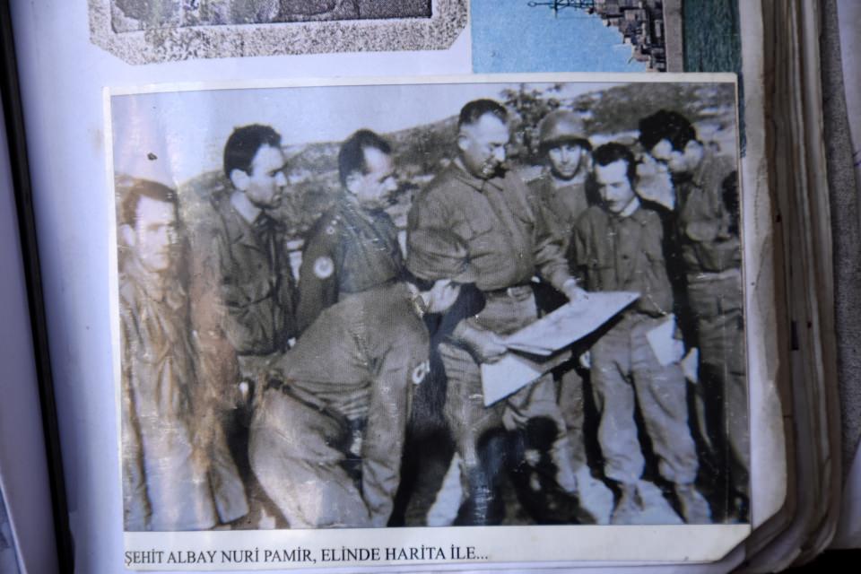 <p>Sarhan, mermileri kalmayınca kılıç kuşanıp savaştıklarını anlatarak, "Muharebede kurşunumuz kalmayınca kılıç kuşanıp düşmandan bir cepheyi alarak esir askerlerimizi de kurtardık</p>
<p> </p>