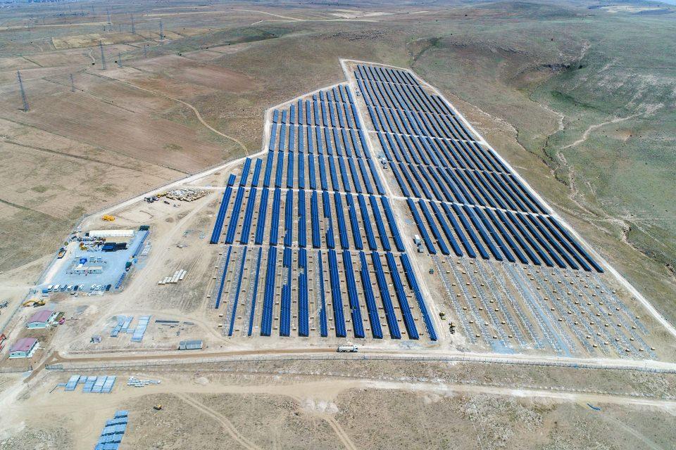 <p><strong>"GES yatırımına uygunlukta Türkiye'de ilk sıradayız"</strong></p>

<p>Doğu Anadolu Kalkınma Ajansı (DAKA) Genel Sekreteri Halil İbrahim Güray, AA muhabirine yaptığı açıklamada, yıllık 3 bin 68 saatlik güneşlenme süresi, bin 635 kilovatsaat/metrekarelik global radyasyon değerlerine sahip Van'ın teknik, coğrafi ve iklim parametrelerinin etkisi, elektrik enerjisi üretim verimliliği ve GES yatırımlarına uygun arazi varlığı açısından Türkiye'de birinci sırada yer aldığını söyledi. </p>
