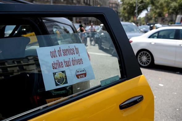 <p>Her 30 taksiye bir Uber veya Cabify şeklinde belirlenen oranın korunmasını talep eden taksicilere, başkent Madrid'deki meslektaşlarından da destek geldi. Madrid'deki taksiciler, sabah greve gitme kararı aldı.</p>