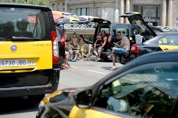 <p>Madrid Profesyonel Taksi Sürücüleri Federasyonu Başkanı Julio Sanz, taksicilerin "kendi inisiyatifleriyle" çalışmama kararı aldıklarını, Barajas Havaalanı ve Atocha Tren İstasyonu'ndan çekildikleri söyledi.</p>