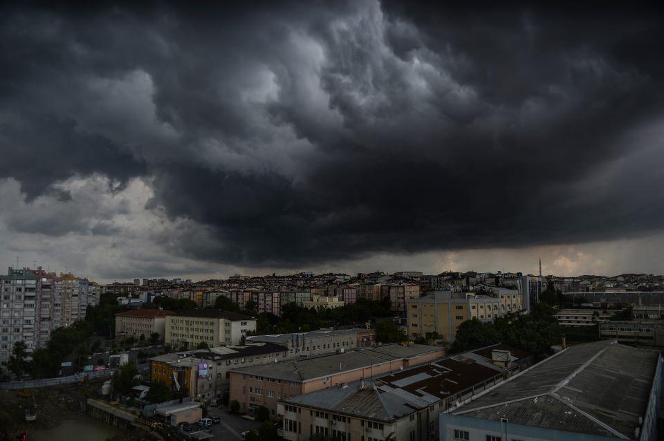 <p>Meteoroloji Genel Müdürlüğü'nden İstanbul için bir son dakika uyarısı geldi. Uyarıdan kısa süre sonra İstanbul'da bir anda kara bulutlar gökyüzünü kapladı. </p>
