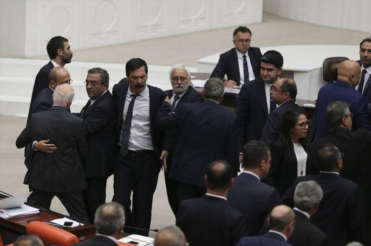 <p>Bunun üzerine HDP Grup Başkanvekili Fatma Kurtulan, "Şık'ın sözlerini etik değerler açısından ifade ettiğini ve milletvekillerinin şahsına yönelik sözler sarfetmediğini." söyledi. </p>