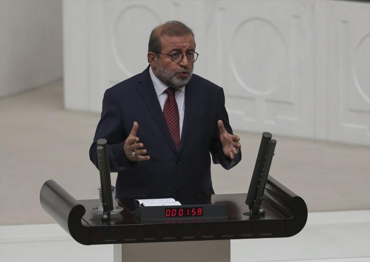 <p>Daha sonra Şentop, TBMM İçtüzüğü'nün 161'inci maddesine göre Şık'ın Meclisten geçici çıkarılmasını milletvekillerinin oyuna sundu. </p>