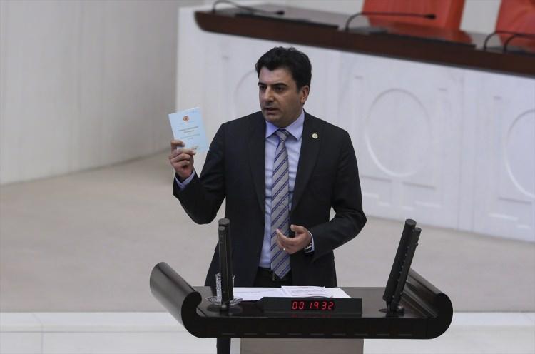 <p>Oylama sonucu, Şık'a geçici olarak iki birleşim Meclisten çıkarılma cezası verildi. Bunun üzerine Şık, partisinden bazı milletvekilleriyle birlikte Genel Kurul salonundan ayrıldı.</p>