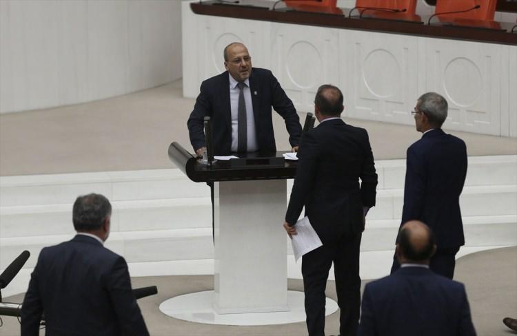 <p>Meclisten geçici olarak çıkarılma cezası alan Ahmet Şık'ın bir aylık ödenek ve yolluğunun 3'te 2'si kesilecek. </p>
